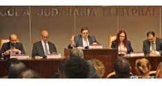 Auditório onde veem-se, ao fundo, os componentes da mesa debatedora sobre o papel das novas tecn...