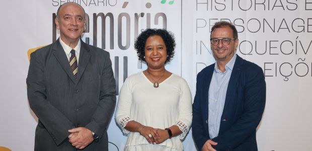 TRE-RJ Bate-papo sobre momentos marcantes das eleições no Rio de Janeiro reúne personalidades de diversas áreas Três pessoas posam diante da arte do evento; da esquerda para a direita, o presidente do TRE-RJ,...