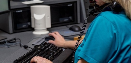 TRE-RJ CAT Mulher fazendo teleatendimento