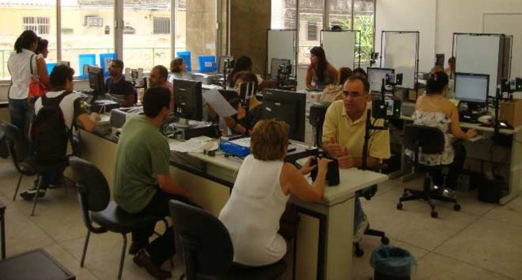TRE-RJ Central de atendimento biométrico Salão onde vê-se diversos guichês de atendimento biométrico do Tribunal