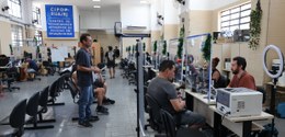 A imagem mostra o interior de um centro de atendimento, identificado como o Cipop-Rua/RJ, que é ...