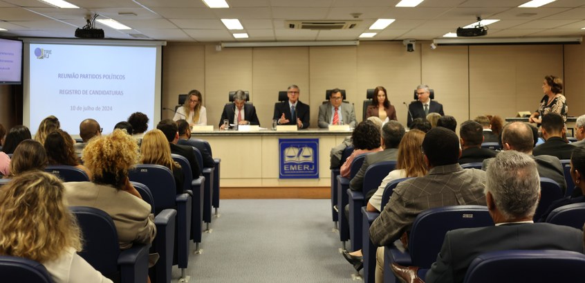 Ao fundo do auditório estão sentados, da esquerda para a direita, as(os) magistradas(os) Mirela ...