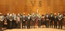 Todas personalidades agraciadas posam ao lado do presidente do TRE-RJ, desembargador Cláudio del...
