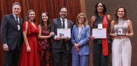 (da esq. p/ dir.) Pablo de Barros, de óculos e barba, usando terno cinza; Gisela Barbosa, cabelo...