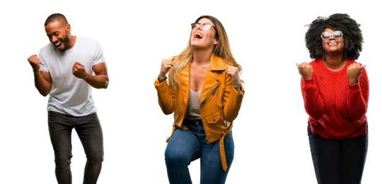 Três pessoas aparecem comemorando com entusiasmo, fazendo gestos de vitória e sorrindo, sobre um...