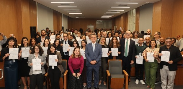 Mais de 40 empossados, alguns servidores antigos e o presidente e o vice-presidente estão no aud...