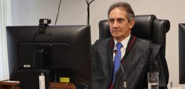 Foto do desembargador eleitoral Gilberto Matos durante sua última sessão de julgamento como memb...