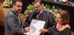 O presidente do TRE-RJ, desembargador Elton Lme, entrega o diploma ao governador eleito Cláudio ...