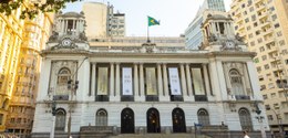 A imagem mostra um prédio histórico com uma arquitetura imponente e clássica, identificado como ...
