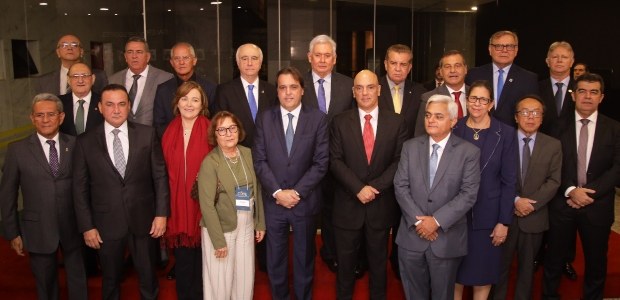 Foto posada dos presidentes dos Tribunais Regionais Eleitorais com o presidente do TSE, ministro...