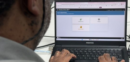 Computador em tela do sistema de Plenário Virtual