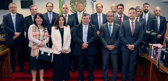 TRE-RJ e Ministros do TSE fazem reunião de alinhamento para as eleições Foto posada dos participantes no plenário do Tribunal