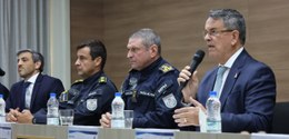 Foto do presidente do TRE-RJ, desembargador Claudio de Mello Tavares, sentado à mesa, de terno, ...