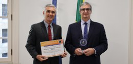 O secretário da Auditoria Interna da Presidência do TRE-RJ está segurando o selo IIA May Brasil ...