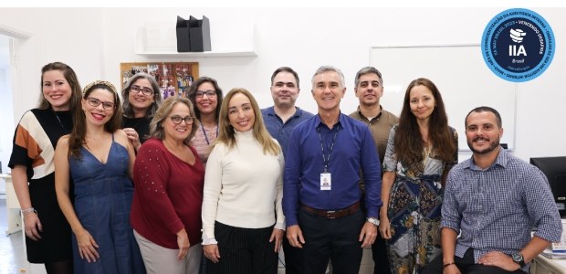 TRE-RJ é premiado com o selo IIA May Brasil pelo segundo ano consecutivo Foto posada com a equipe da Secretaria de Controle Interno com o selo da premiação (no alto à di...