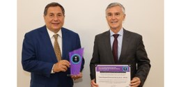 foto posada do presidente do TRE-RJ (à esq.), desembargador Peterson Simão, de terno azul e grav...
