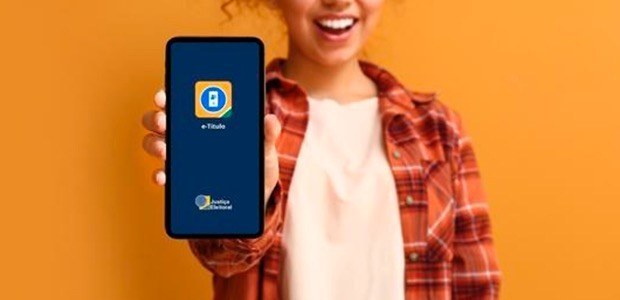 TRE-RJ e-título A imagem mostra uma jovem sorridente em frente a um fundo laranja, segurando um smartphone em di...