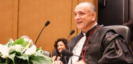 Foto do desembargador João Ziraldo Maia, novo presidente do TRE-RJ, durante seu discurso de posse.