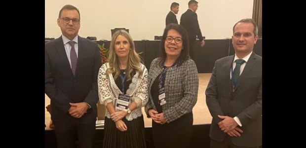 TRE-RJ: eleição vice-presidente da Copeje Kátia Junqueira Foto posada com o presidente do TRE-RJ, des. Elton Leme, de terno preto; a advogada Cristiane Fr...