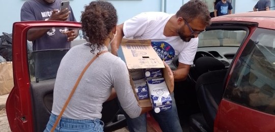 Voluntários carregam doações para ajudar desabrigados pela chuva de Petrópolis