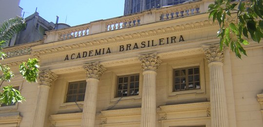 Foto da fachada do palacete onde funciona a sede ABL. O edifício é uma réplica do Petit Trianon ...