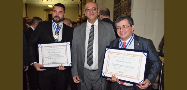 TRE-RJ Ex-desembargadores eleitorais recebem Medalha Tiradentes na Alerj Da esquerda para a direita, o ex-desembargador eleitoral Tiago Santos Silva, o presidente do TRE...
