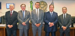 Foto posada dos quatro participantes do evento e do atual presidente do TRE-RJ. Da esquerda para...