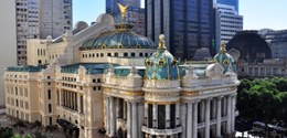 foto da fachada do Theatro Municipal do Rio de Janeiro. A fachada em estilo eclético é de mármor...