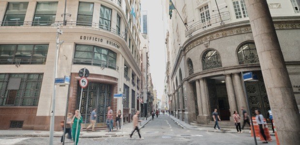 Uma rua estreita no Centro do Rio. À esquerda, o prédio Desembargador Antônio Jayme Boente , con...