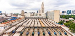 Foto aérea da estação de trens Central do Brasil. É possível observar vários trilhos e trens par...