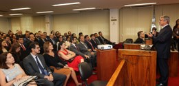 foto no plenário do Tribunal; o presidente do TRE-R, desembargador Henrique Carlos Figueira, gri...