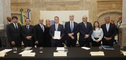 Autoridades posam para uma foto oficial no Grande Hall do Palácio da Democracia, durante a cerim...