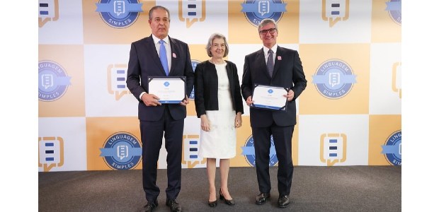 TRE-RJ ganha Selo Linguagem Simples 2024 Presidente do TRE-RJ, desembargador Henrique Figueira, posa segurando o certificado, ao lado da ...