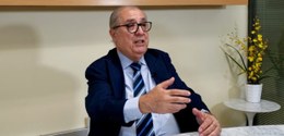 Foto do magistrado Roberto Luís Felinto de Oliveira, de cabelos grisalhos e usando óculos, vesti...