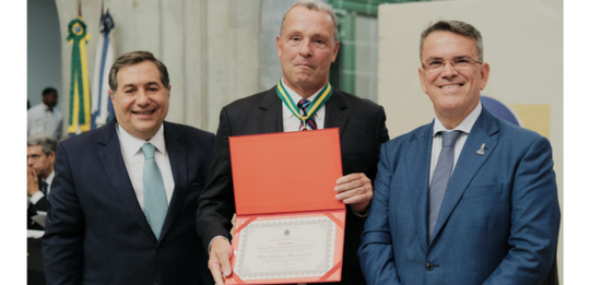 A imagem mostra, respectivamente, O presidente do TRE-RJ, desembargador Peterson Barroso Simão, ...