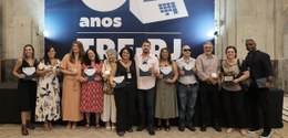 Grupo de servidores agraciados ( oito mulheres e quatro homens) posam reunidos para a foto ofici...