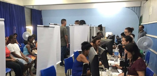 TRE-RJ inicia atendimento itinerante em Itaguaí e Campos dos Goytacazes Local do atendimento itinerante em Itaguaí, onde eleitoras(es) estão sentadas sendo atendidas pe...