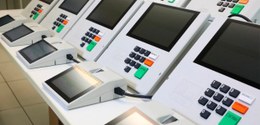 Foto colorida dos terminais do novo modelo da urna eletrônica.