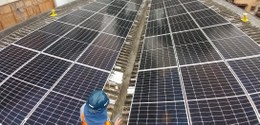 foto de funcionário instalando placas solares no telhado 