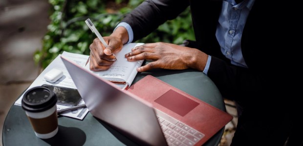 TRE-RJ Jornalistas interessadas(os) em receber notas do TRE-RJ devem preencher novo formulário Uma mesa com um computador, café, celular e um caderno de anotação. Em destaque, duas mãos de um...