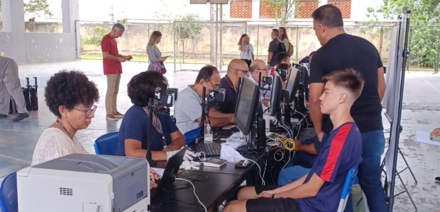 A imagem mostra a área de atendimento montada pela Justiça Eleitoral Itinerante na quadra de uma...