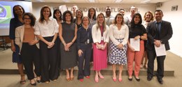 foto posada dos treze novos servidores e servidoras acompanhados da diretora-geral, da secretári...