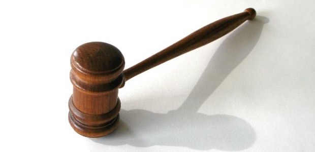 Martelo de madeira, simbolizando o ato de julgar