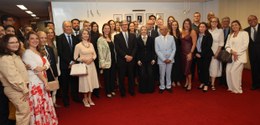 Foto posada dos magistrados que tomaram posse com o presidente do TRE-RJ e a presidente do TSE. ...