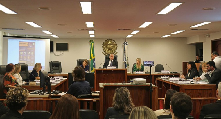 TRE-RJ Mulheres Eleitoralistas 2 Foto de auditório. Ao fundo, vê-se os palestrantes.