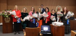 Descrição da imagem: No auditório do TRE-RJ, as escritoras do livro "Mulheres Eleitoralistas - 5...