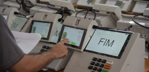 TRE-RJ Niterói e Petrópolis começam a preparar urnas para o 2º turno Urnas eletrônicas com os microterminais. Em destaque, a mão de uma pessoa, que digita no painel ...