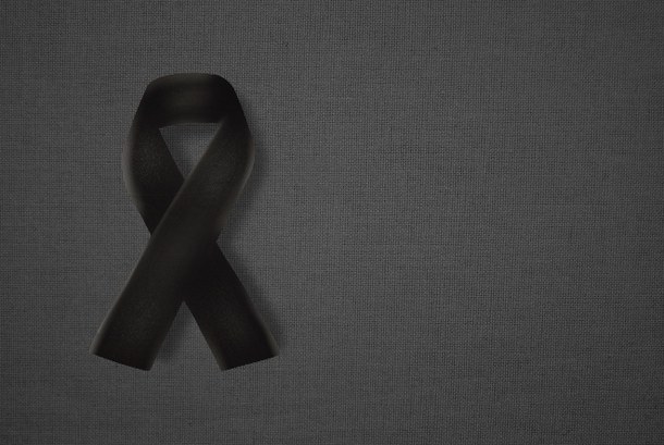 TRE-RJ Nota de pesar Fundo escuro com fita preta à esquerda
