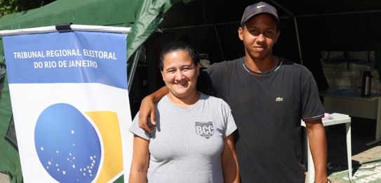 Débora e seu filho Gabriel foram atendidos no PopRuaJud, ela regularizou seu título de eleitor e...