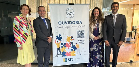 Foto posada da visita técnica. Da esquerda para a direita, Valéria Guimarães, mulher branca, de ...